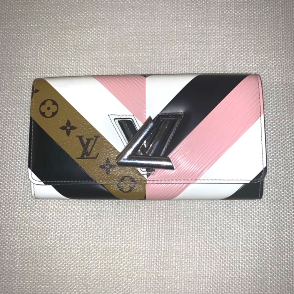 NWOT LOUIS VUITTON Epi Monogram Reverse Twist Wallet